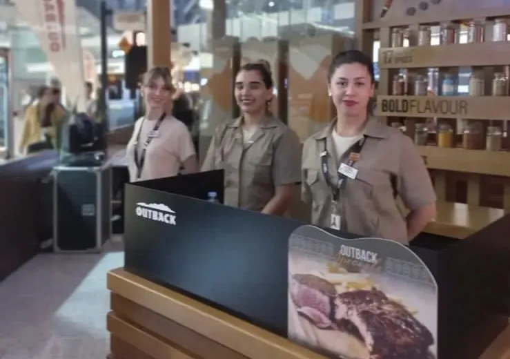 Equipo de Outback Steakhouse en un evento en Buenos Aires